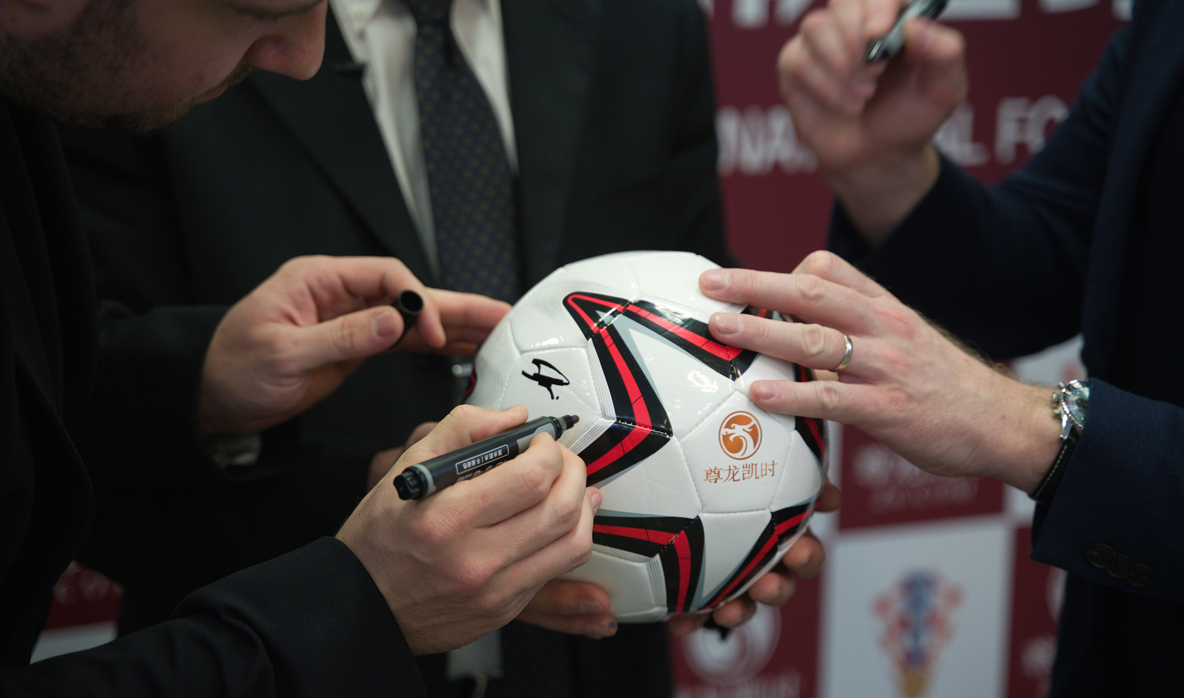 「开云体育app分析UFC裁判规则修订:新增加的回合判定细节是否更贴近真实格斗本质」